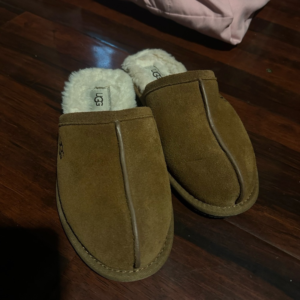 UGG SLIPPERS